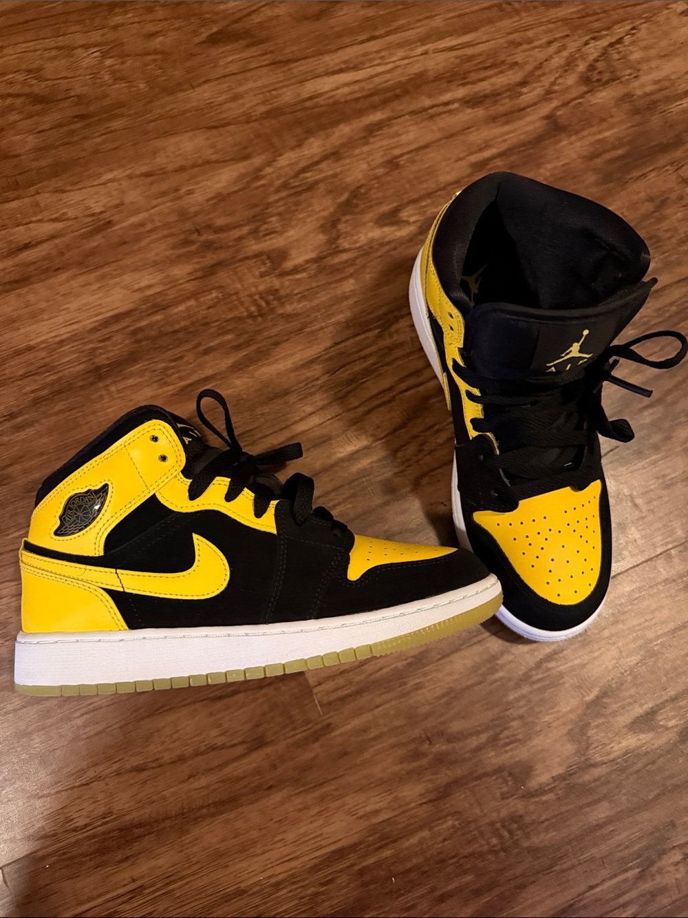 Air Jordan 1 Mid - Black & Yellow (big kid sz)